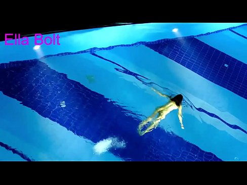 ❤️ Ik kin net ophâlde te sjen, jonge blonde fongen neaken swimmen yn ELLA BOLT resort pool ❤❌ Seksfideo by wy ❌❤