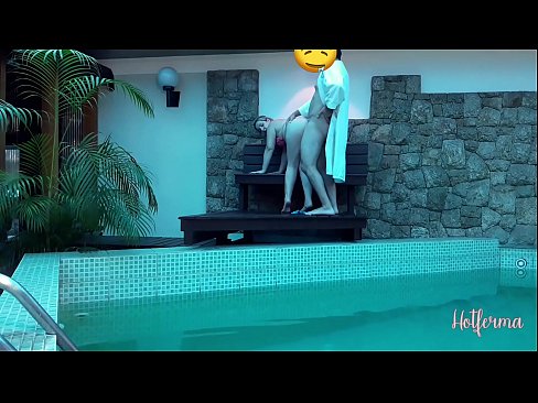 ❤️ Baas noeget faam nei it swimbad, mar koe net wjerstean in hot ❤❌ Seksfideo by wy ❌❤