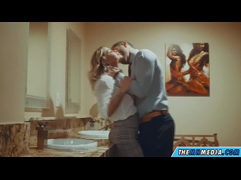 ❤️ As in busty blonde jo ferliedt yn in iepenbier toilet ❤❌ Seksfideo by wy ❌❤